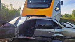 На Львівщині зіткнулися поїзд і легковик – водій у лікарні (фото)