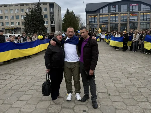На Волині громада зустріла звільненого з полону Захисника Андрія Жолоба (фото)