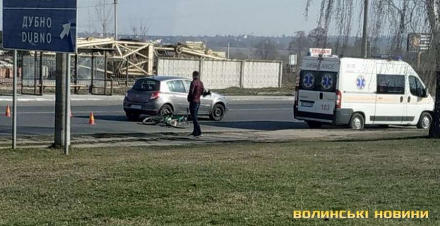 В Луцьку біля блокпоста на Рівненській авто збило велосипедиста (фото)