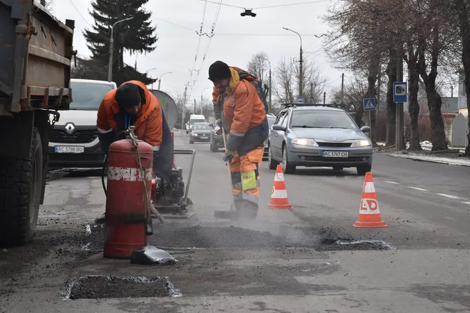 У Луцьку дороги знову «посипались» після зими: вимагають перевірити гарантії підрядників
