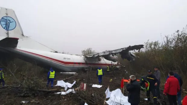 Біля Львова впав літак: є жертви (фото)