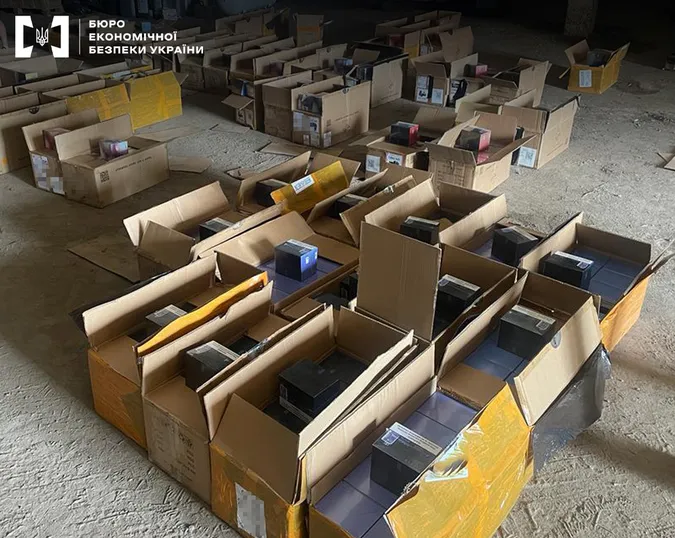 Електронки-нелегали: на Волині «накрили» партію контрафакту (фото)