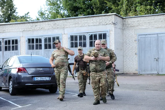 Поліцейські-добровольці з Волині вирушили у зону бойових дій (фото)