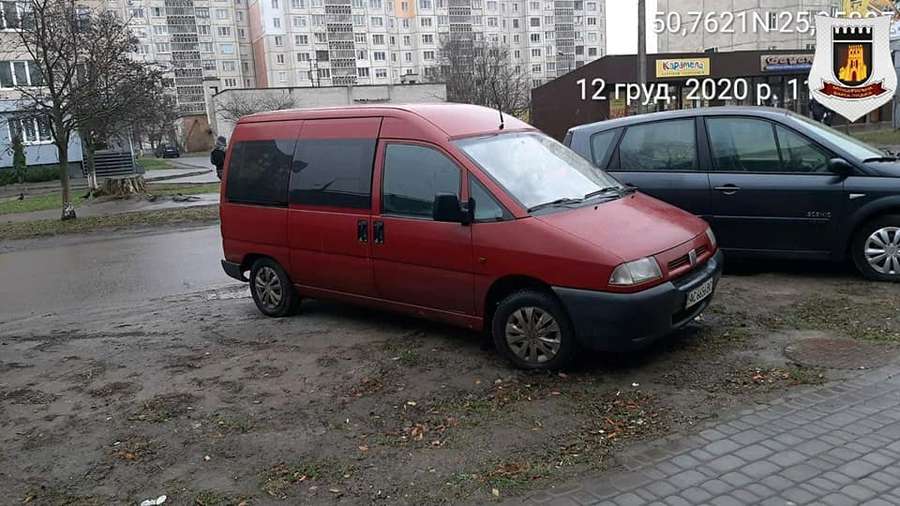 Ставили автівки на зелених зонах: у Луцьку спіймали чергових «паркохамів» (фото)
