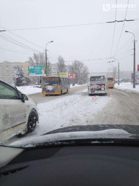 У Луцьку зіткнулися дві автівки і маршрутка (фото)