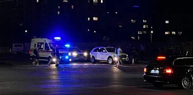 Авто влетіло в дерево: у Луцьку біля Там-Таму сталась серйозна аварія (фото)
