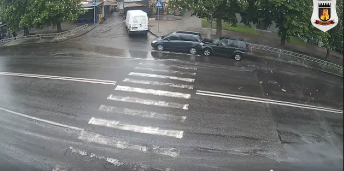 Дивна ДТП у Луцьку: Land Rover врізався в припаркований Opel і потягнув його (відео)