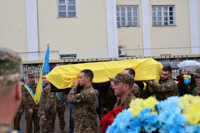 У Луцьку попрощалися із загиблим під Роботиним офіцером Тарасом Пархомуком (фото)