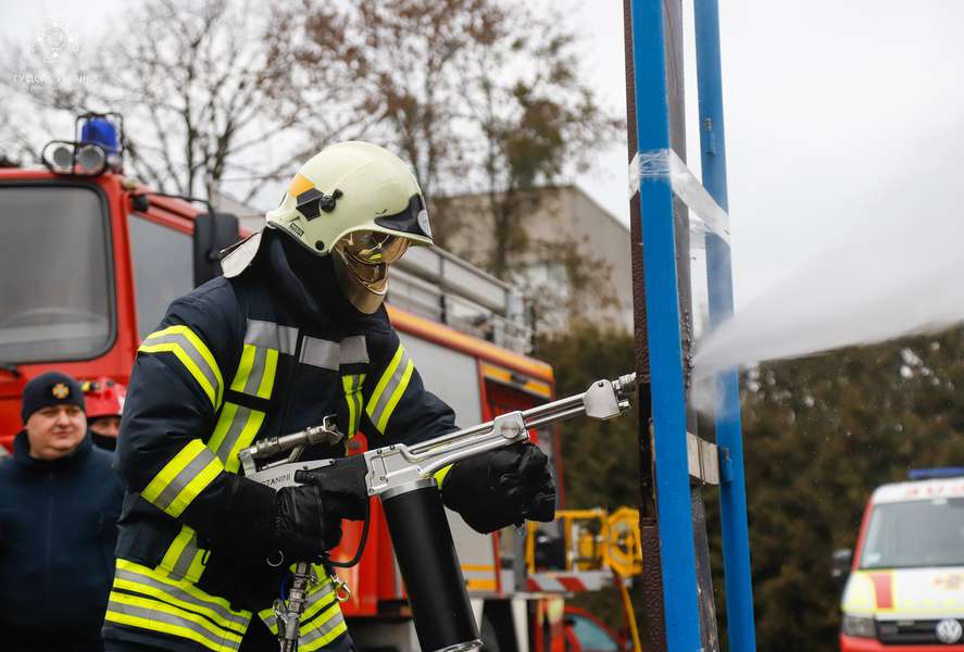У Луцьку рятувальники вчаться користуватися новітнім обладнанням (фото)