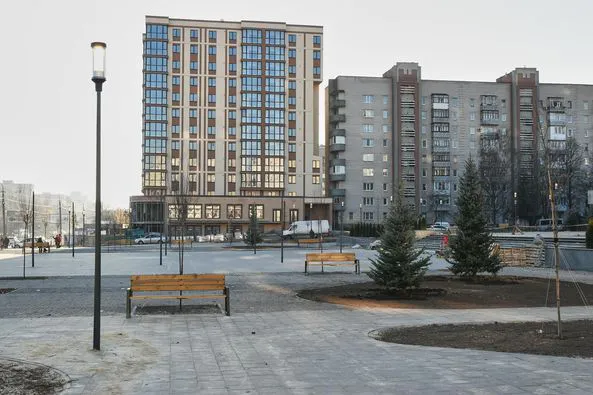 Ліхтарі, ялинки, лавки: у Луцьку завершують облаштування площі перед РАЦСом (фото, відео)