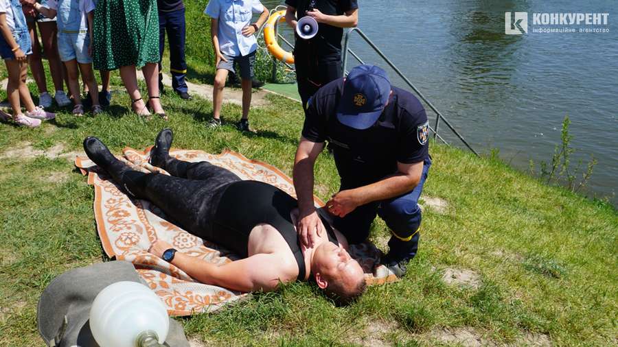 Рятувальники у Луцьку нагадали, як вижити у воді (фото)
