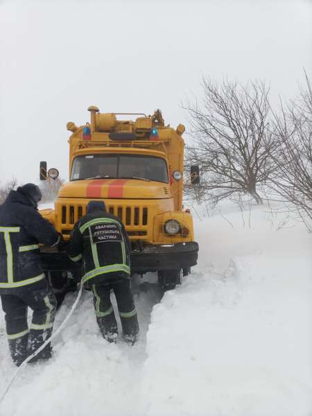 На Волині рятувальники за пів дня звільнили із снігових заметів 24 авто