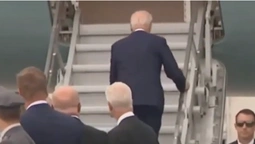 Президент Байден знову спіткнувся, піднімаючись сходами на борт літака (відео)