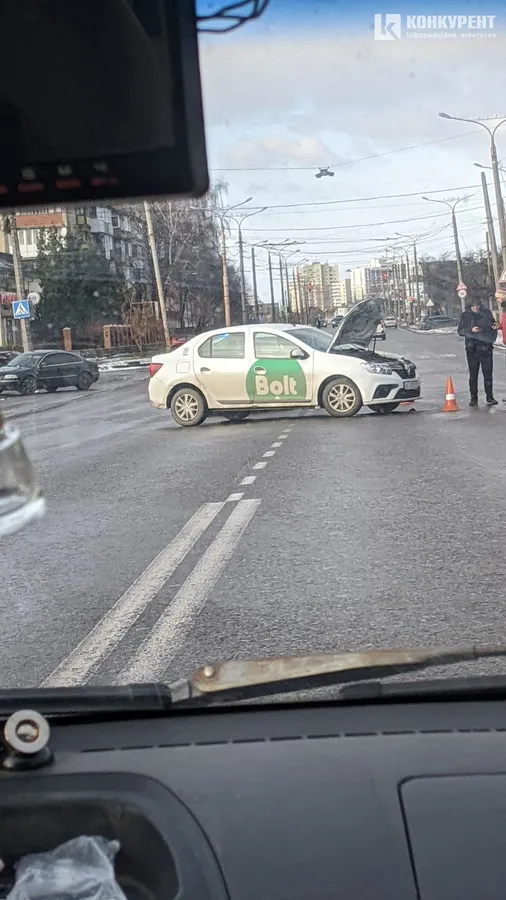 У Луцьку на Дубнівській – аварія за участю таксі Bolt (фото)