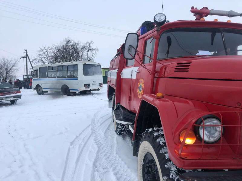 У Володимир-Волинському районі шкільний автобус влетів у яму і застряг (фото)