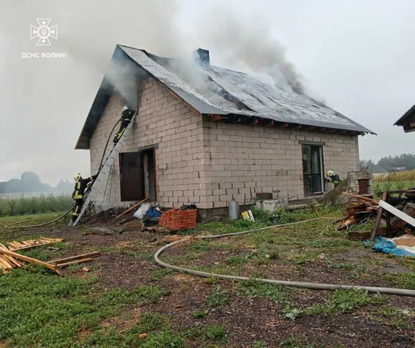 На Волині від удару блискавки загорілася хата (фото)