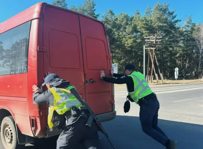 На Волині патрульним довелося штовхати бус: що сталося