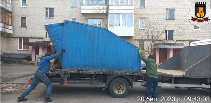 У Луцьку муніципали демонтували незаконні конструкції (фото)