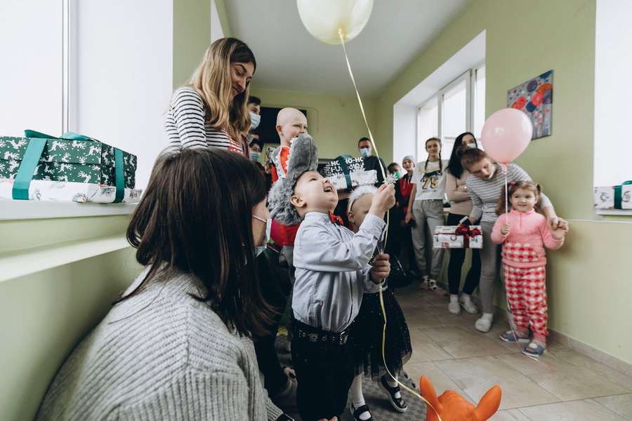 Зворушливо до сліз: мрії онкохворих діток у Луцьку здійснив Миколай (фото)