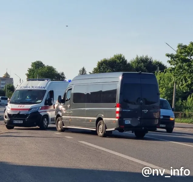 У Нововолинську під колеса буса потрапив 12-річний велосипедист – дитину забрала «швидка» (фото)