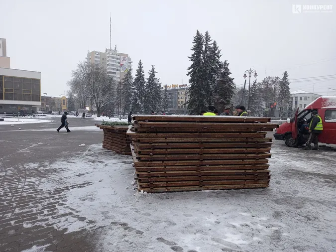 Під луцькими ялинками починають монтувати різдвяне містечко (фото)