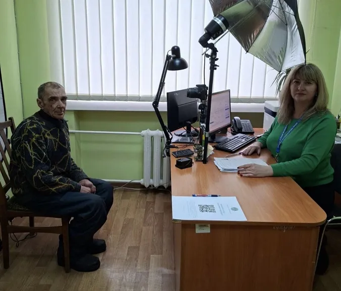 Дивина: на Волині чоловік отримав свій перший паспорт у 66 років