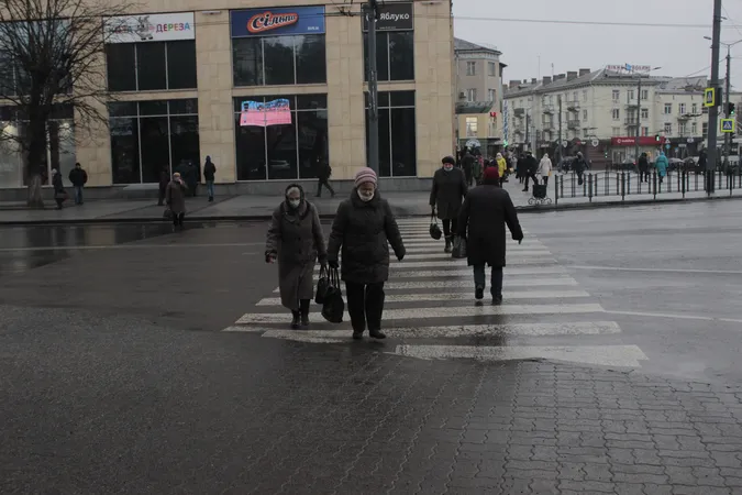 Ожеледиця у Луцьку: місто ледь тримається на ногах (фото)