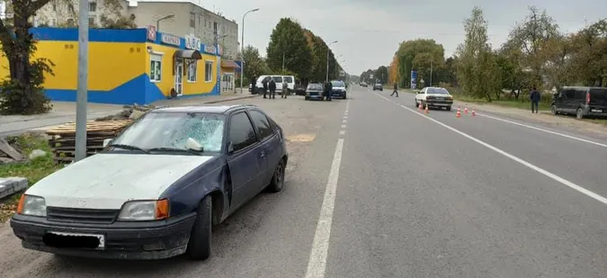 Від удару відкинуло на інше авто: у Володимирі Opel збив дитину (фото, відео)