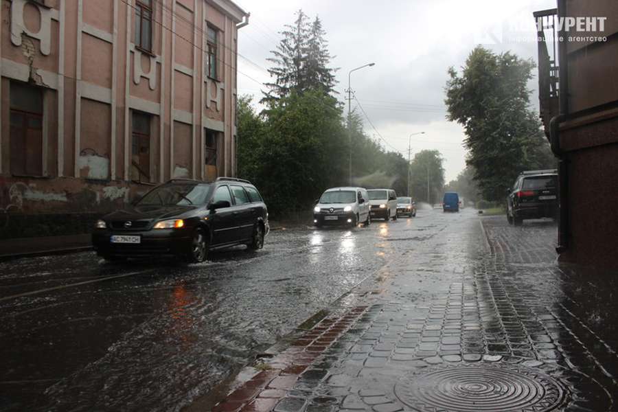 Раптова гроза в Луцьку: машини по колеса у воді (фото, відео)