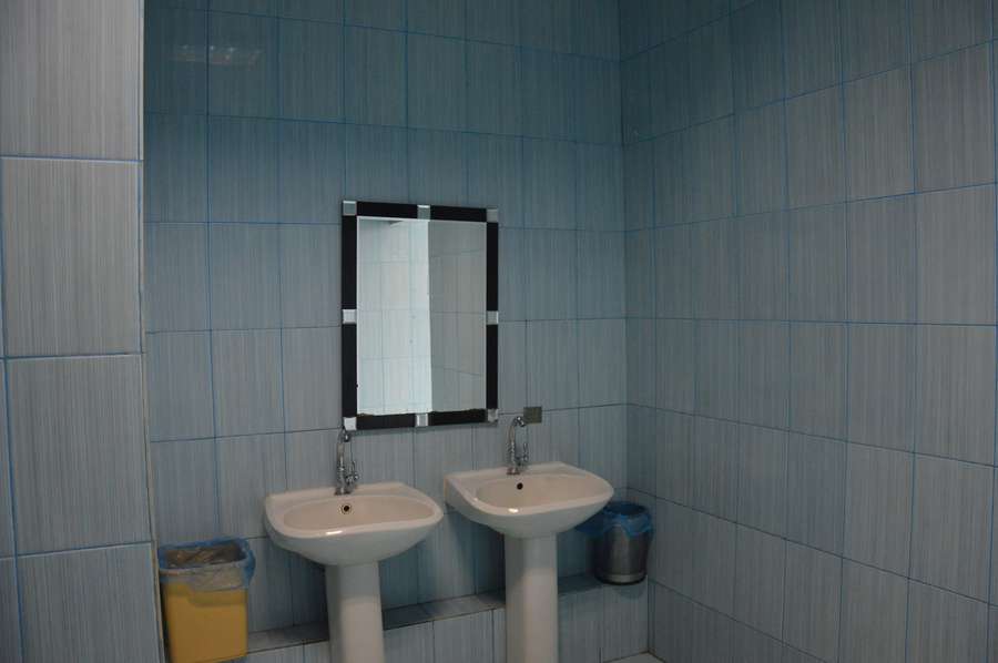 Відремонтовані й чисті вбиральні для хлопців...><span class=
