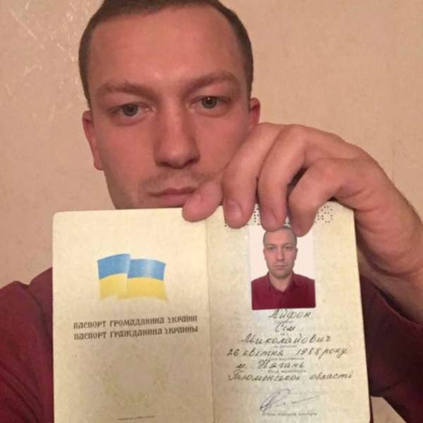 Двоє українців офіційно змінили імена на «Айфон Сім»