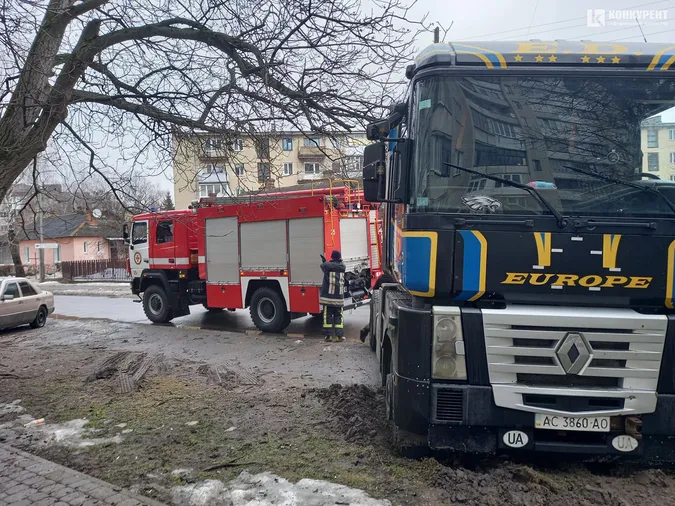 У Луцьку в багнюці застрягла вантажівка (фото)