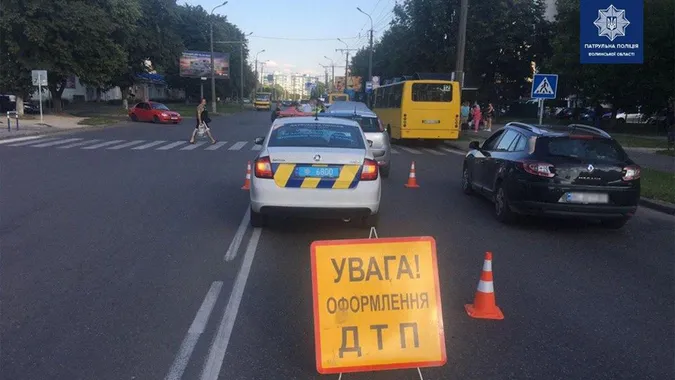 У Луцьку п’яний водій «фіата» врізався у «фольксваген», який пропускав пішоходів (фото)