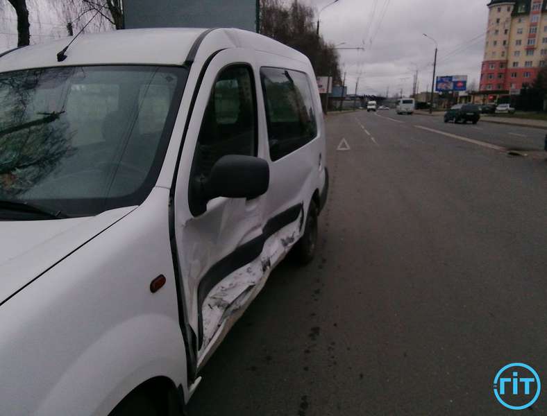 Небезпечний маневр: на Конякіна в Луцьку Renault в'їхав у Dacia (фото)