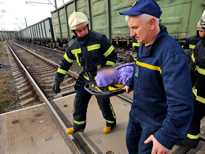 Постраждала 12-річна дівчинка: у Луцькому районі потяг збив легковик (фото)