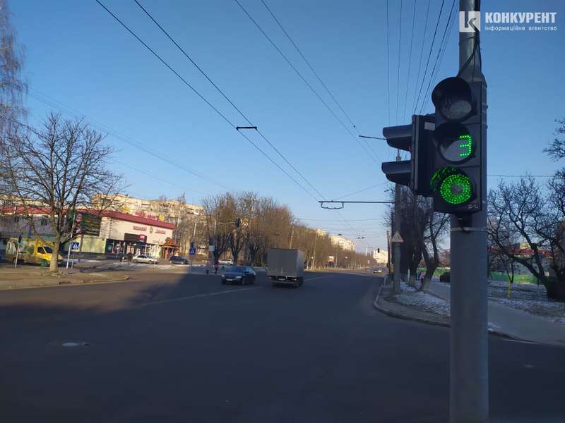Відродження-Ветеранів-Писаревського: в Луцьку запрацював новий світлофор (фотофакт)