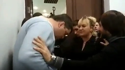 Сиротинська просить Рижкова застебнути штани (відео)