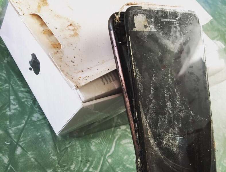 Новий iPhone вибухнув в упаковці (фото)