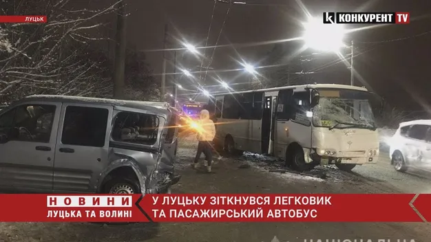 Є постраждалі: деталі ДТП у Луцьку з маршруткою та «фордом» (фото, відео)