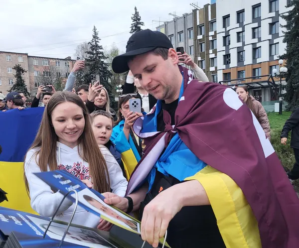 Уперше обійняв доньку: до Ковеля з полону повернувся десантник Максим Муха (фото)
