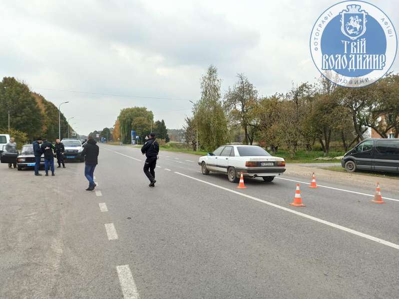 Від удару відкинуло на інше авто: у Володимирі Opel збив дитину (фото, відео)