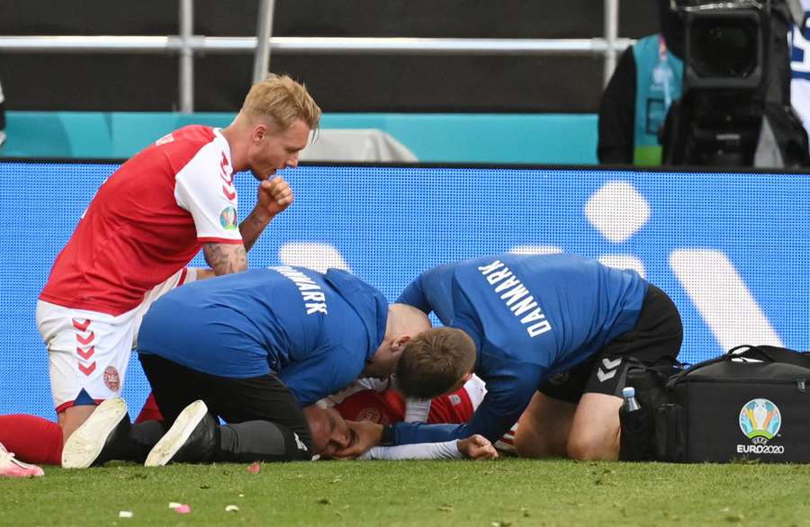 Реанімували серед поля: футболіст збірної Данії знепритомнів під час матчу Євро-2020