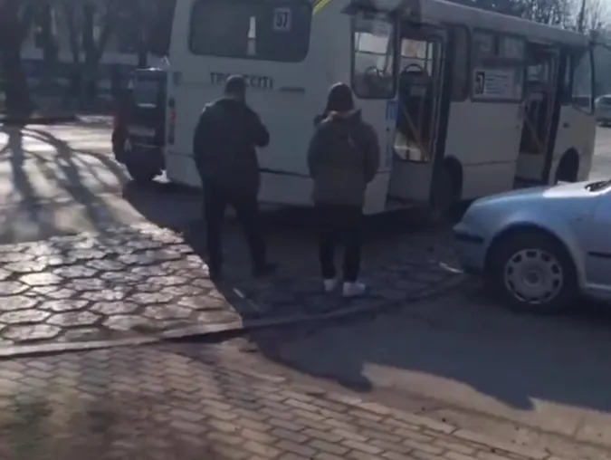 У Луцьку на Перемоги легковик в'їхав у маршрутку (відео)