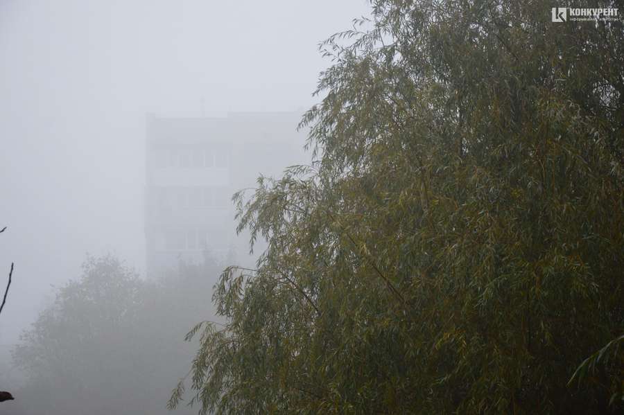 Луцьк накрив густий ранковий туман (фото)