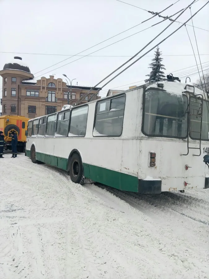 У Луцьку із заметів витягнули дві вантажівки і тролейбус (відео)