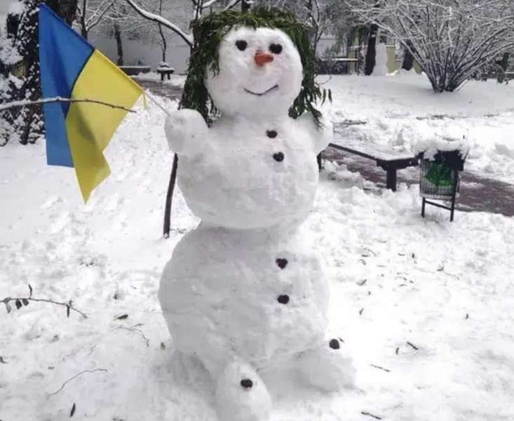 Українці ліплять у дворах сніговиків-патріотів