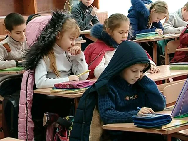 Діти мерзнуть: у шести школах Луцька досі немає тепла (відео)