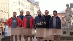 Львівські бізнесмени без штанів просять скасувати карантин вихідного дня (відео)