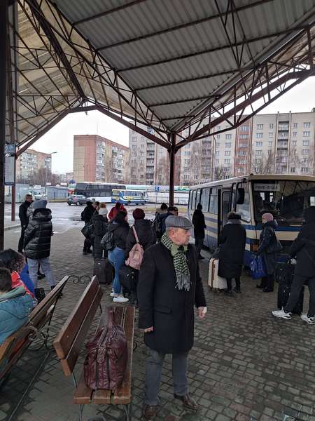 У Луцьку на автостанції велике скупчення пасажирів, зранку автобуси не їздили (відео)