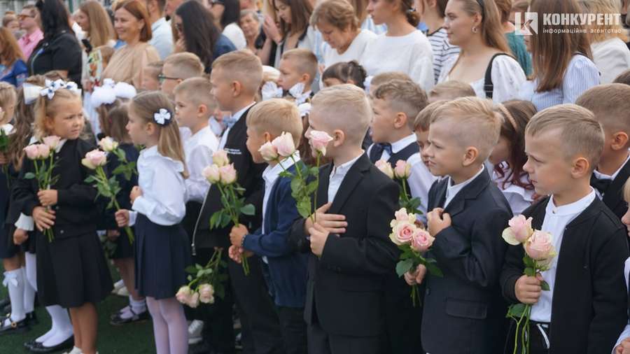 Квіти, дзвоники і діти: як у Луцькому ліцеї №9 відзначили 1 вересня (фото)